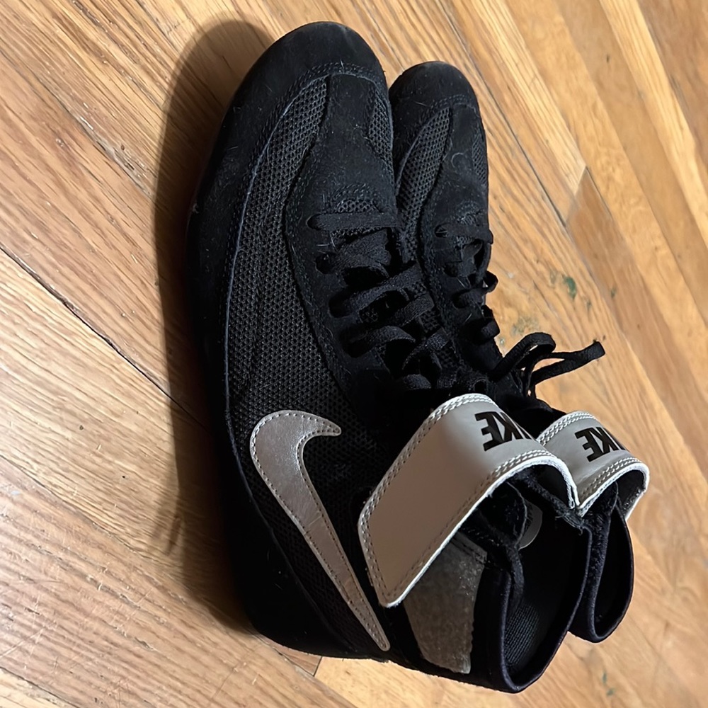 Wrestling shoes